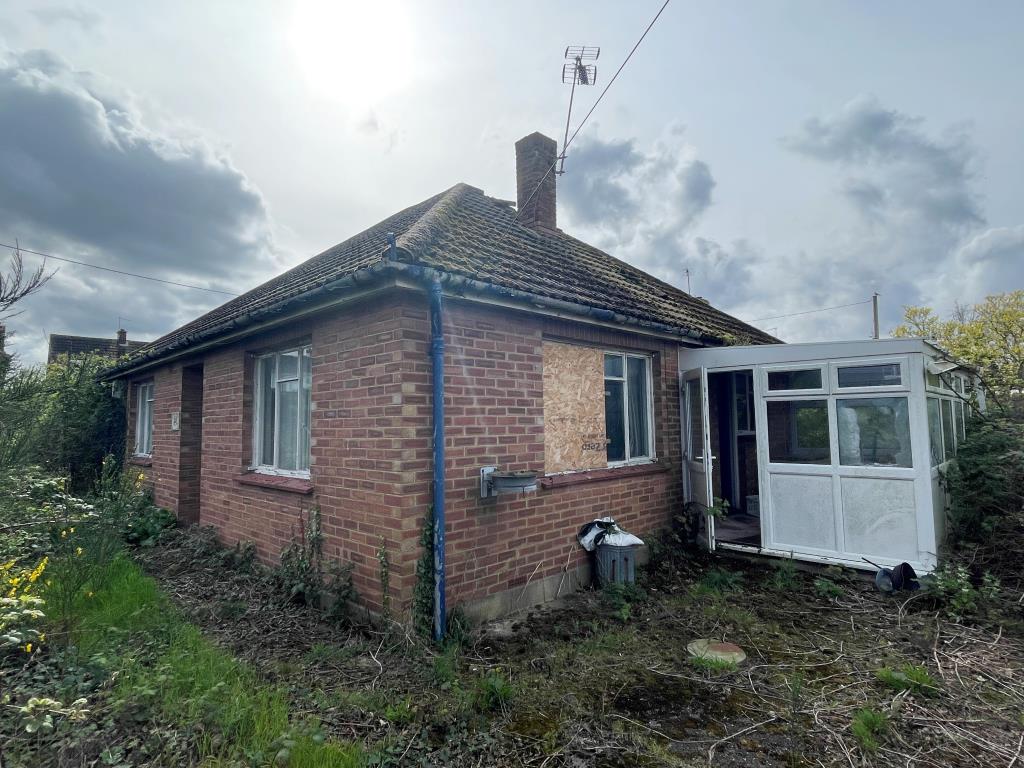 Lot: 109 - DETACHED BUNGALOW ON GOOD SIZE PLOT WITH DEVELOPMENT POTENTIAL - Detached bungalow with conservatory
